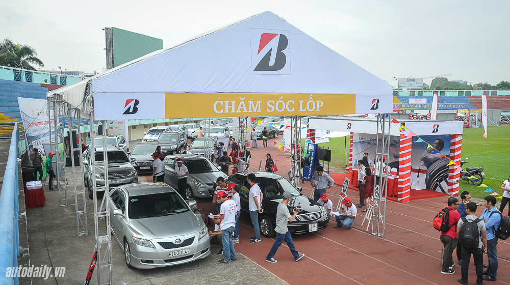 Hàng trăm xe hơi “kéo nhau” đi bảo dưỡng tại TP. HCM Car_Care_Day (4).jpg