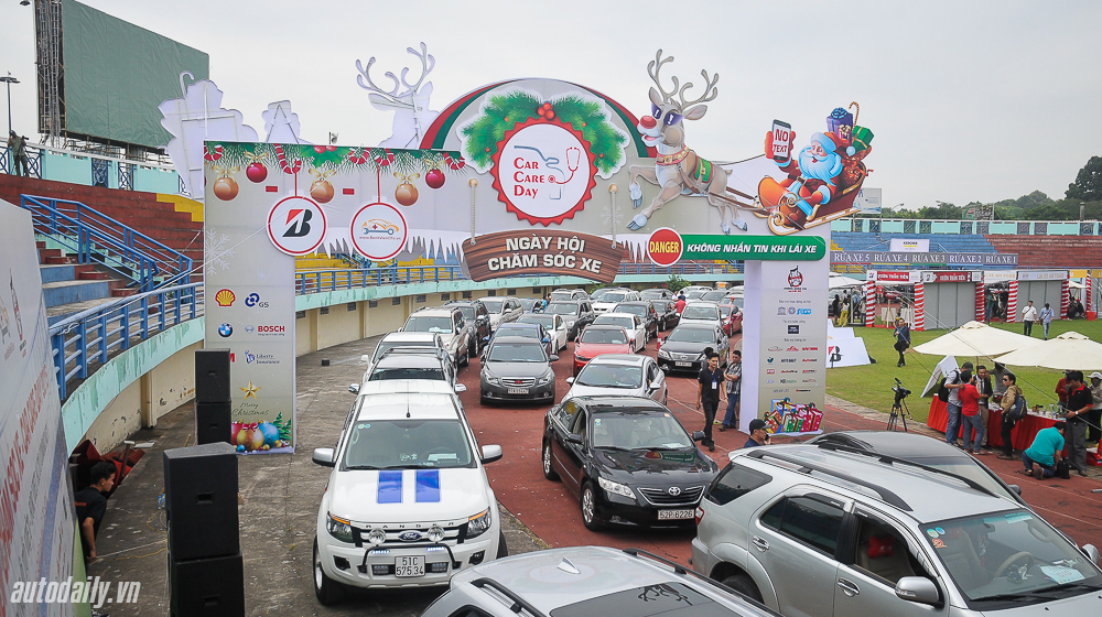 Hàng trăm xe hơi “kéo nhau” đi bảo dưỡng tại TP. HCM Car_Care_Day (6).jpg