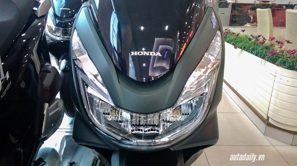 Cận cảnh Honda PCX trang bị chìa khóa thông minh tại đại lý honda PCX 125 (12).JPG