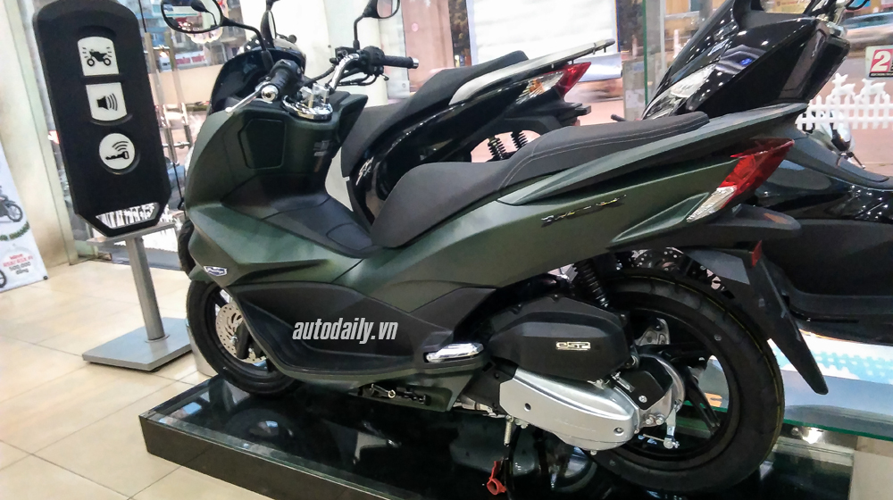 Cận cảnh Honda PCX trang bị chìa khóa thông minh tại đại lý honda PCX 125 (5).jpg