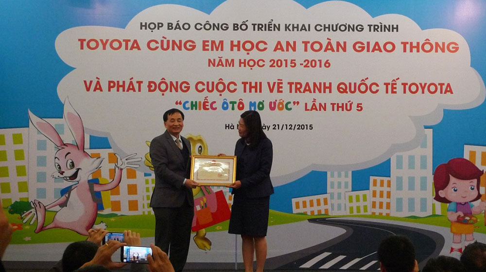 Toyota làm được gì sau 10 năm “cùng em học ATGT”? B--GDDT-trao-b-ng-khen-cho-TMV-.jpg