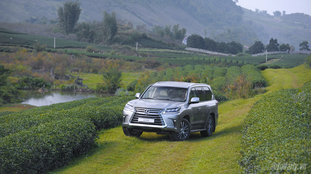 “Lên núi” cùng “chuyên cơ mặt đất” Lexus LX570 Lexus LX570 (4).jpg