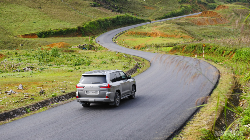 “Lên núi” cùng “chuyên cơ mặt đất” Lexus LX570 Lexus LX570 (5).jpg