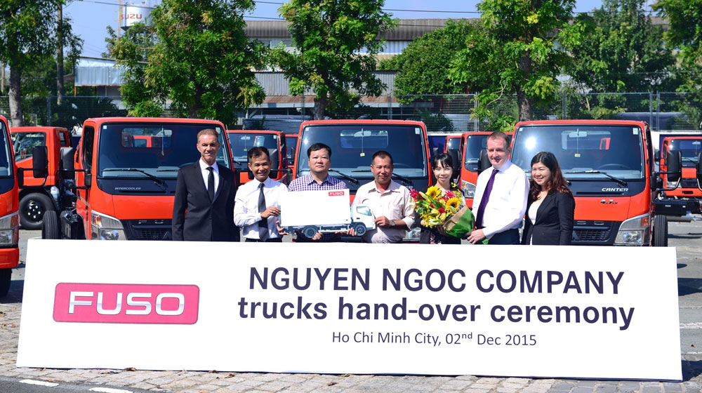 30 xe tải FUSO Canter cùng lúc đến tay khách hàng FUSO-Vietnam (1).jpg
