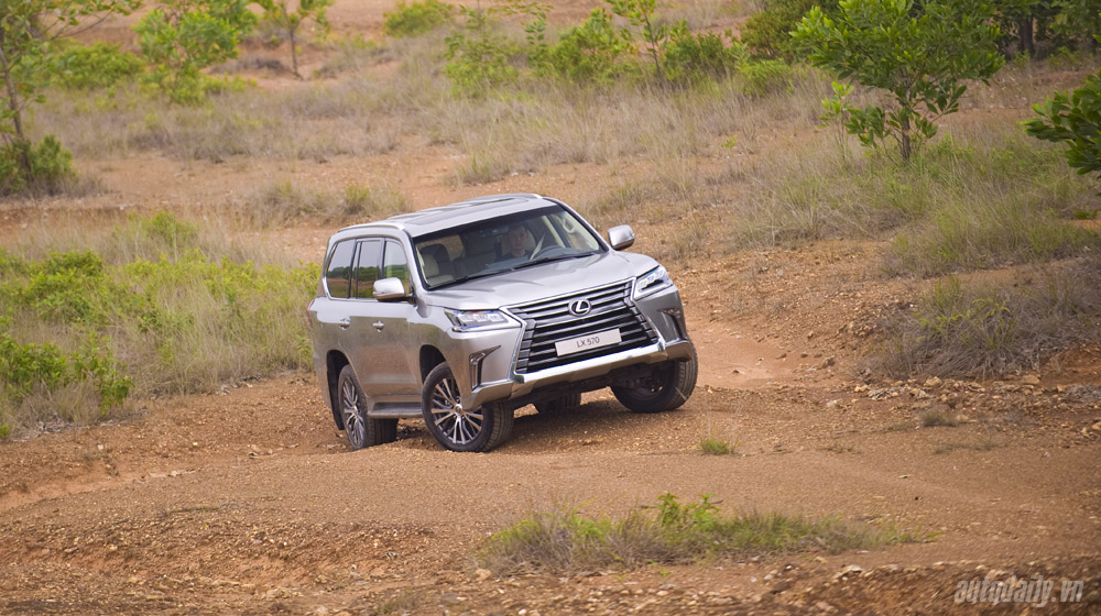 5 điều khiến Lexus LX570 được gọi là “chuyên cơ mặt đất” Lexus LX570 (16).jpg