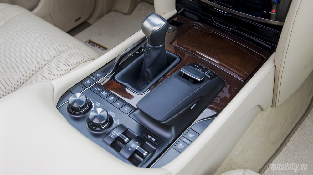 5 điều khiến Lexus LX570 được gọi là “chuyên cơ mặt đất” Lexus LX570 (52).jpg