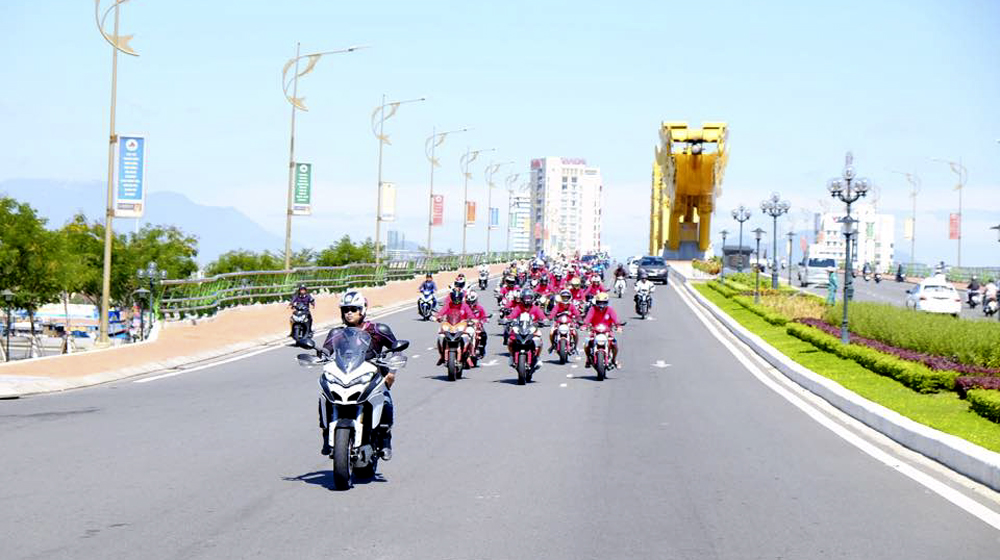 5 sự kiện nổi bật của làng xe máy trong năm 2015 ducati hn1 copy.jpg