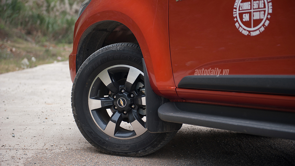 Đánh giá Chevrolet Colorado High Country: Thêm 