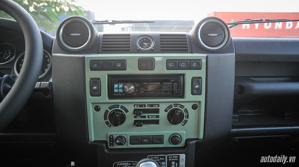 Ảnh chi tiết nội thất Land Rover Defender Heritage Edition Land_Rover_Defender_Disan (22).jpg