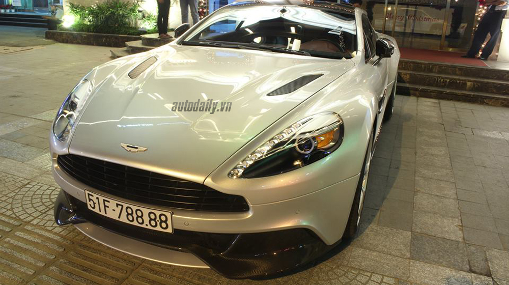 Xế khủng Aston Martin Vanquish ra biển trắng tại Sài Gòn Aston Martin  (3).JPG
