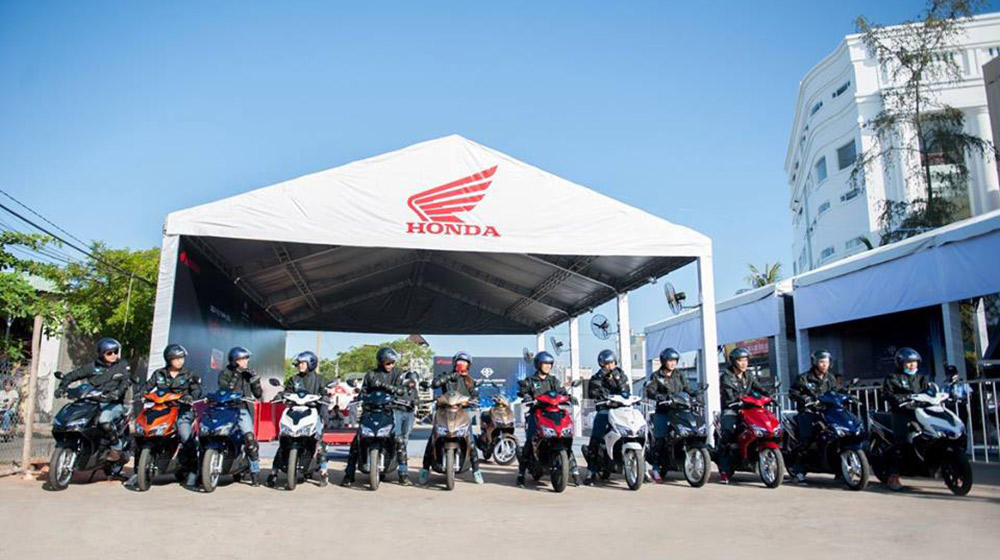 Rong ruổi đón năm mới cùng Hòa Minzy và Ngọc Trai air-blade-caravan-4 (1).jpg