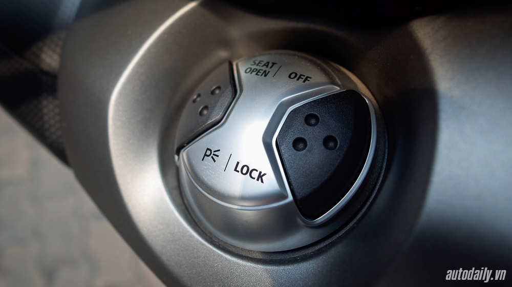 Ảnh chi tiết Yamaha TMax Iron Max tại Việt Nam Yamaha_TMAx (13).jpg