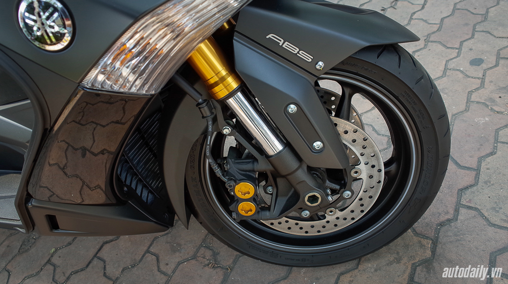 Ảnh chi tiết Yamaha TMax Iron Max tại Việt Nam Yamaha_TMAx (6).jpg