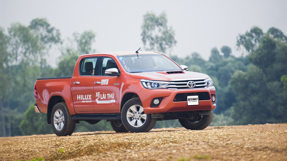 Toyota Việt Nam bán hơn 51.000 xe năm 2015 Toyota Hilux test (7).jpg