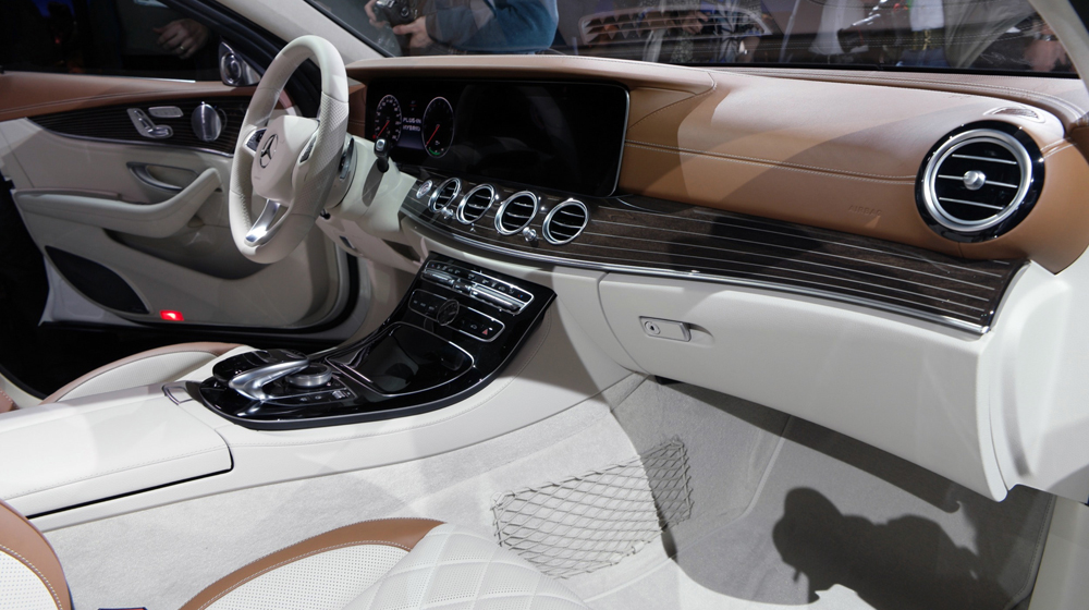 Cận cảnh Mercedes E-Class 2016 “bằng xương bằng thịt” Mercedes E-Class 2016 (3).JPG