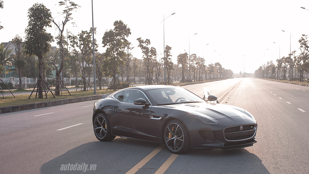 Khám phá Jaguar F-type R Coupe với người đẹp Hà Thành Jaguar F-type R with mode.jpg