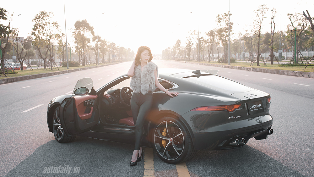 Khám phá Jaguar F-type R Coupe với người đẹp Hà Thành Jaguar F-type R with model (13).JPG