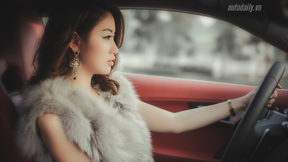 Khám phá Jaguar F-type R Coupe với người đẹp Hà Thành Jaguar F-type R with model (2).jpg