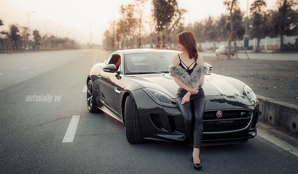 Khám phá Jaguar F-type R Coupe với người đẹp Hà Thành Jaguar F-type R with model (7).jpg
