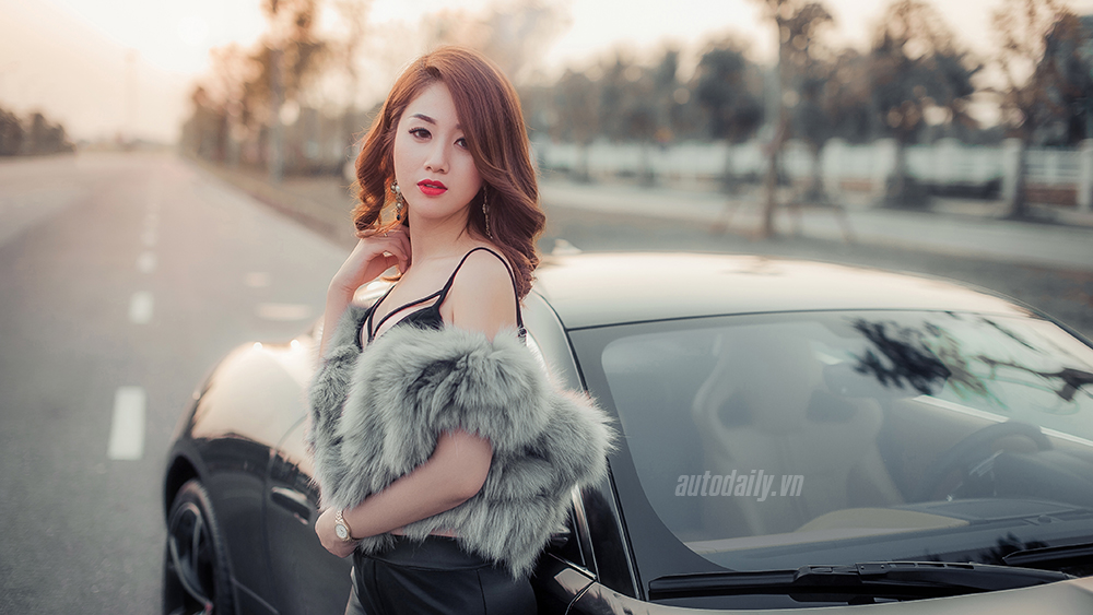 Khám phá Jaguar F-type R Coupe với người đẹp Hà Thành Jaguar F-type R with model (8).jpg