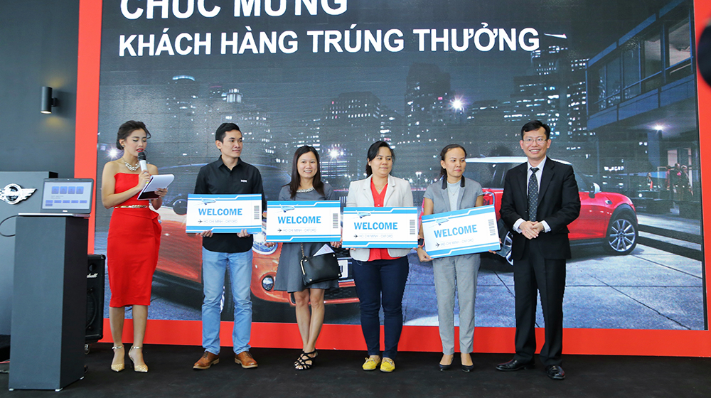 Khách hàng mua xe MINI trúng giải đi Anh Quốc Boc_tham_trung_thuong (3).JPG