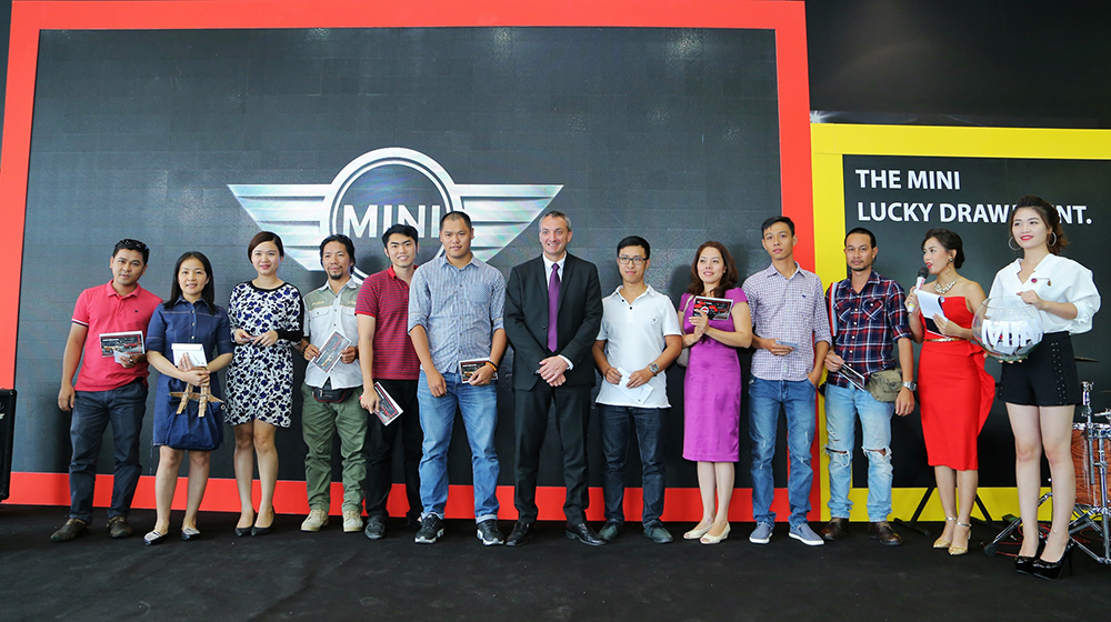 Khách hàng mua xe MINI trúng giải đi Anh Quốc Boc_tham_trung_thuong (4).JPG