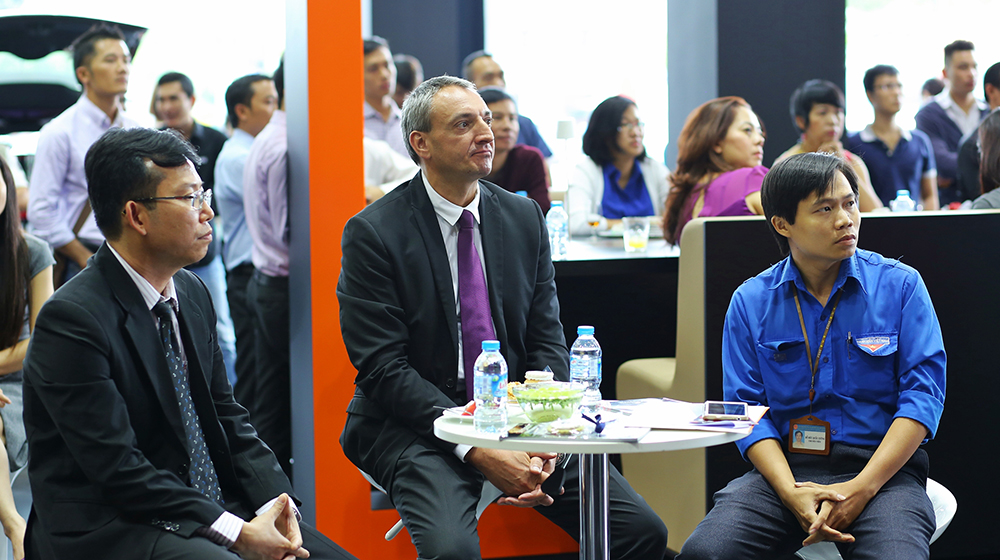 Khách hàng mua xe MINI trúng giải đi Anh Quốc Boc_tham_trung_thuong (5).JPG