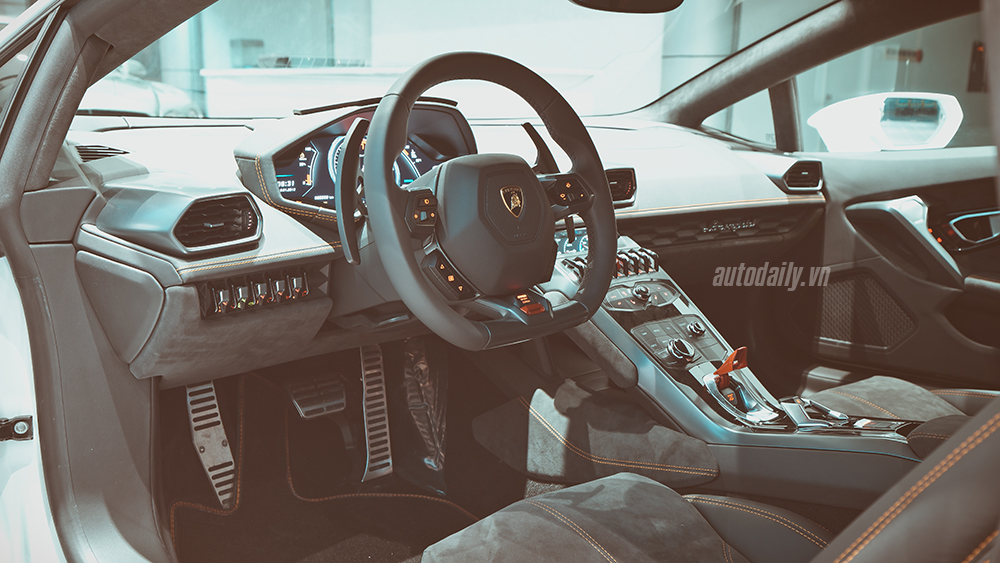 Cận cảnh Lamborghini Huracan chính hãng thứ hai tại Hà Nội 2nd Lamborghini Huracan (18).JPG