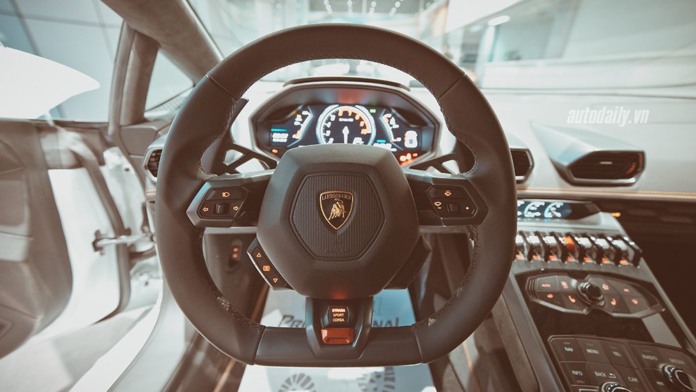 Cận cảnh Lamborghini Huracan chính hãng thứ hai tại Hà Nội 2nd Lamborghini Huracan (19).JPG