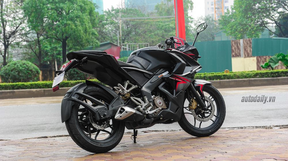 Bajaj Pulsar RS200 Demon Black về Việt Nam, giá hơn 90 triệu bajaj pulsar RS200 Demon Black (1).jpg