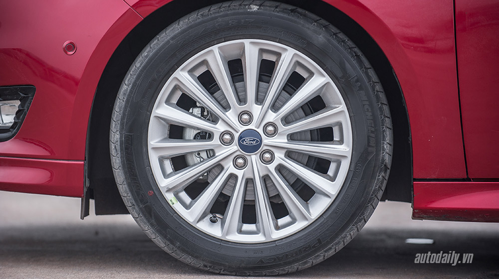 Đánh giá Focus mới – “Vũ khí sắc lẹm” của Ford ford-focus-2015 (15).jpg