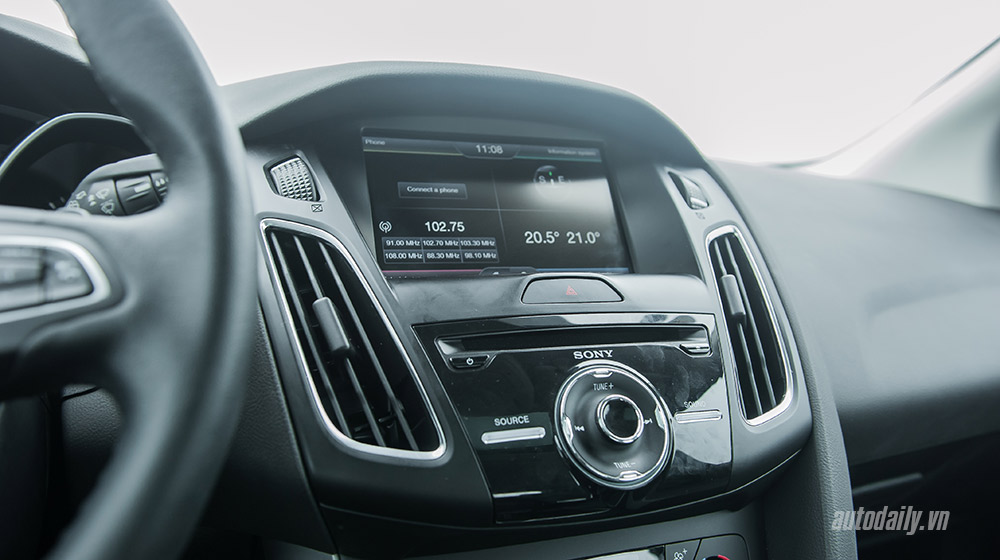 Đánh giá Focus mới – “Vũ khí sắc lẹm” của Ford ford-focus-2015 (29).jpg
