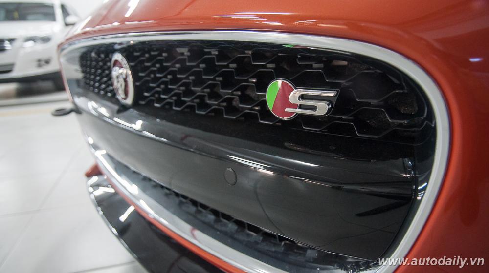 Ảnh chi tiết Jaguar F-Type S 2016 tại Việt Nam Jaguar F-Type (2).jpg