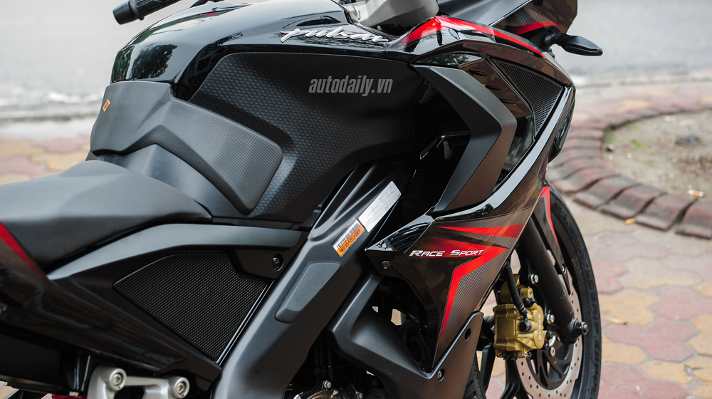 Soi chi tiết Bajaj Pulsar RS200 Demon Black đầu tiên tại Việt Nam bajaj pulsar RS200 (13).jpg
