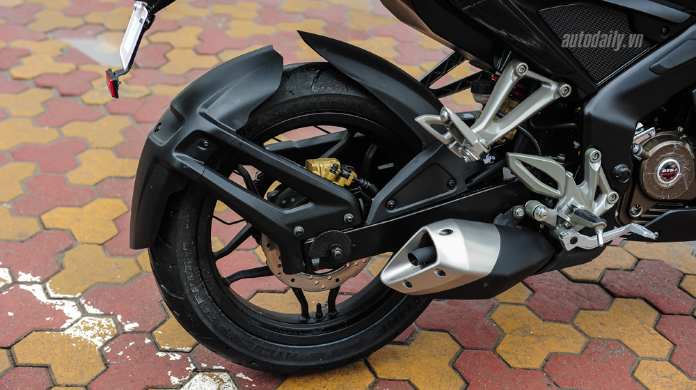 Soi chi tiết Bajaj Pulsar RS200 Demon Black đầu tiên tại Việt Nam bajaj pulsar RS200 (4).jpg