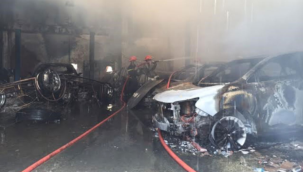 “Đếm” xe sang bị thiêu rụi trong đám cháy tại Sài Gòn gara-Than-Chau-3.jpg