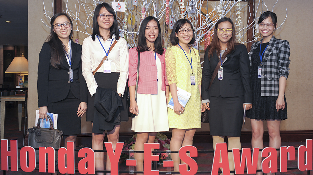 Honda chung tay vì nền khoa học công nghệ Việt Nam 2. Bạn Hoàng Nga (thứ 2 từ phải sang) cùng các thí sinh đạt Honda Y-E-S những mùa trước.jpg