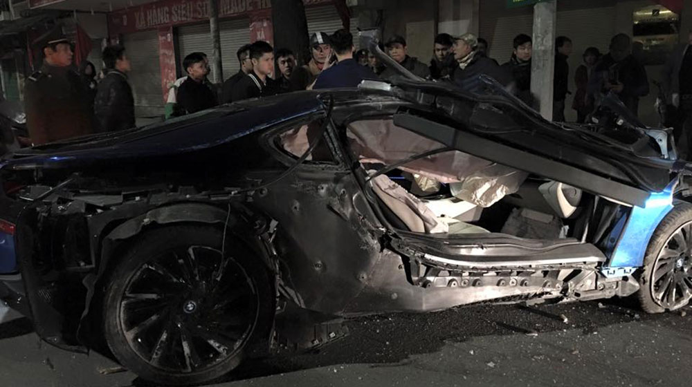 BMW i8 xanh ngọc độc nhất Việt Nam “tan nát” sau tai nạn BMWi8-tai-nan-(3).jpg