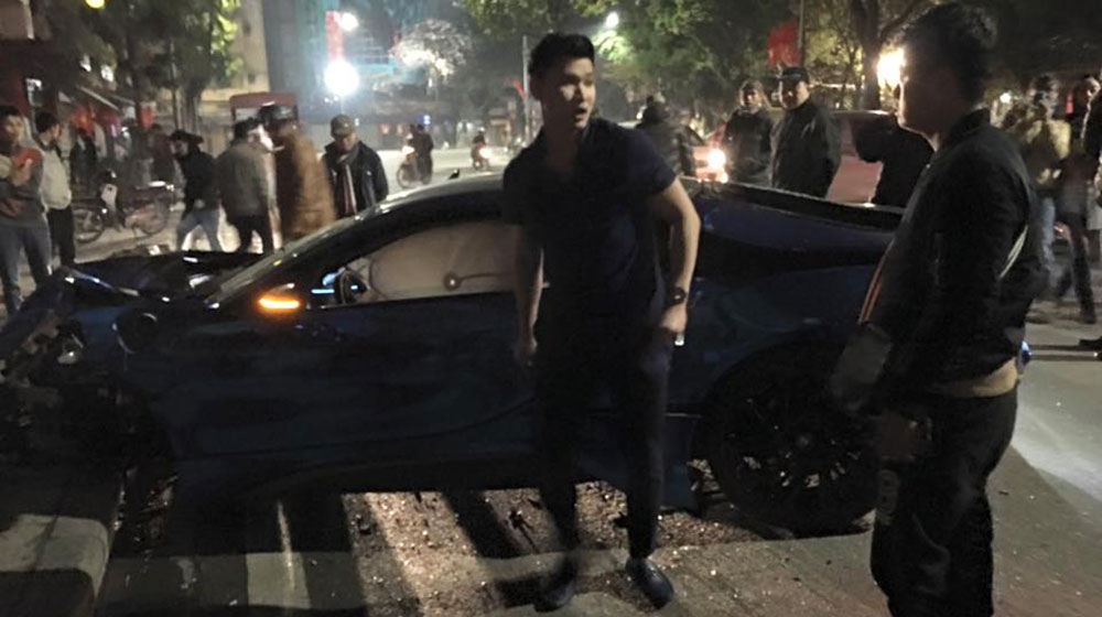 BMW i8 xanh ngọc độc nhất Việt Nam “tan nát” sau tai nạn BMWi8-tai-nan-(5).jpg