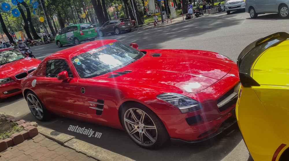 Cặp siêu xe mới ra biển rực rỡ trên phố Sài Gòn Mercedes_SLS (4).jpg