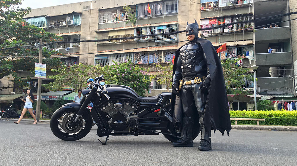Biker Việt hoá thân thành Batman đón Tết Batman (1).jpg