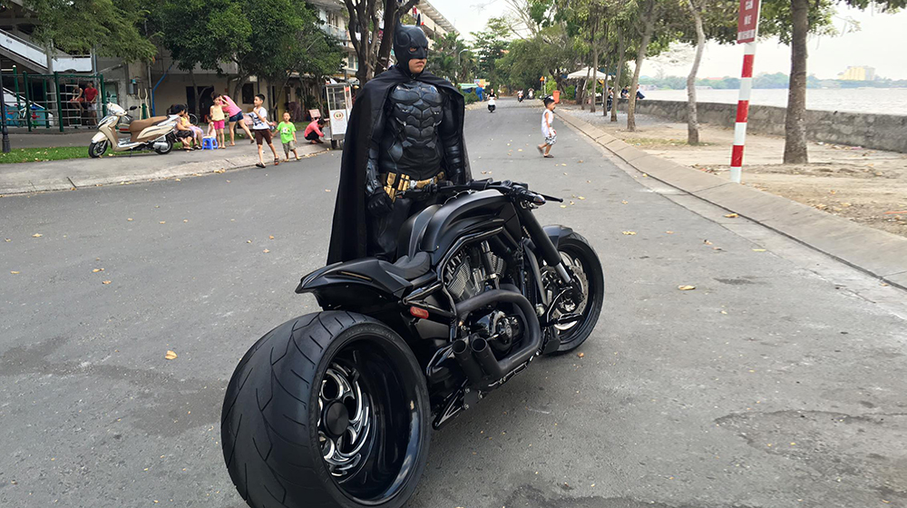 Biker Việt hoá thân thành Batman đón Tết Batman (2).jpg