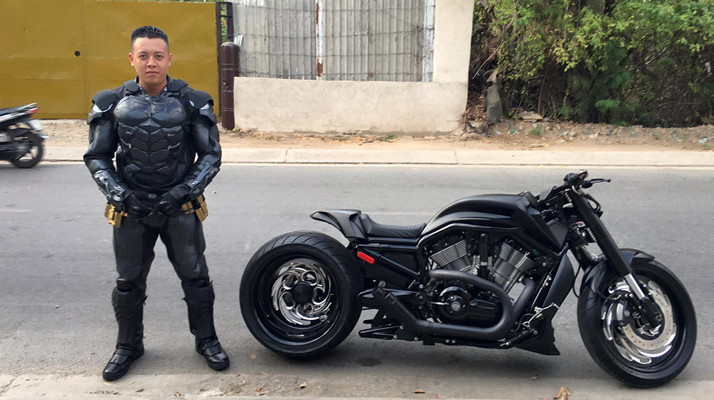 Biker Việt hoá thân thành Batman đón Tết Batman (3).jpg