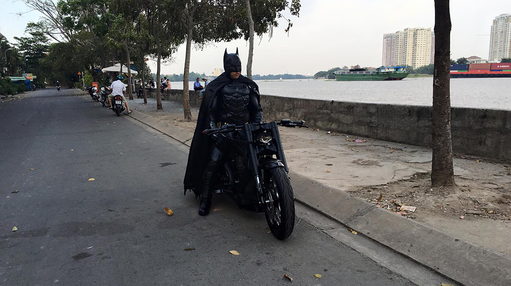 Biker Việt hoá thân thành Batman đón Tết Batman (6).jpg