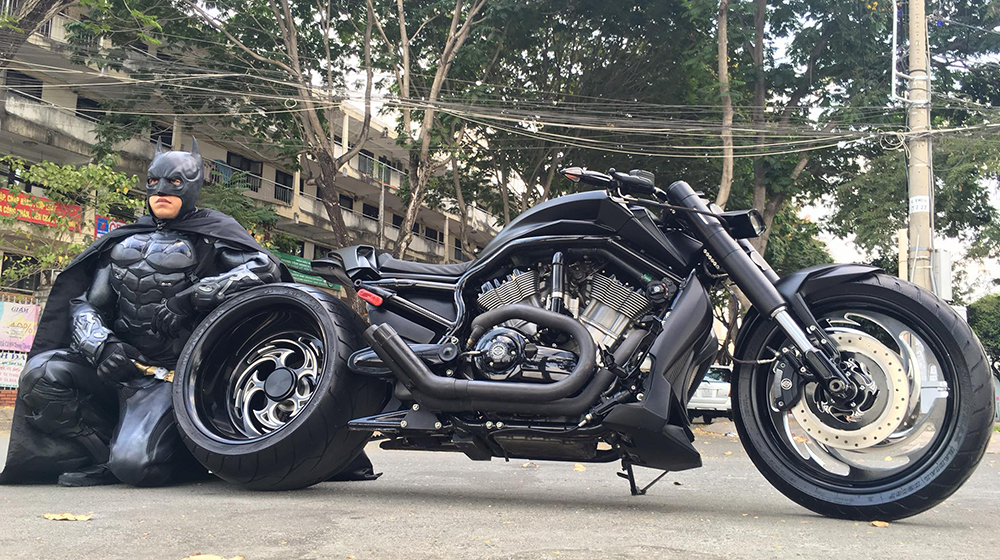 Biker Việt hoá thân thành Batman đón Tết Batman (8).jpg