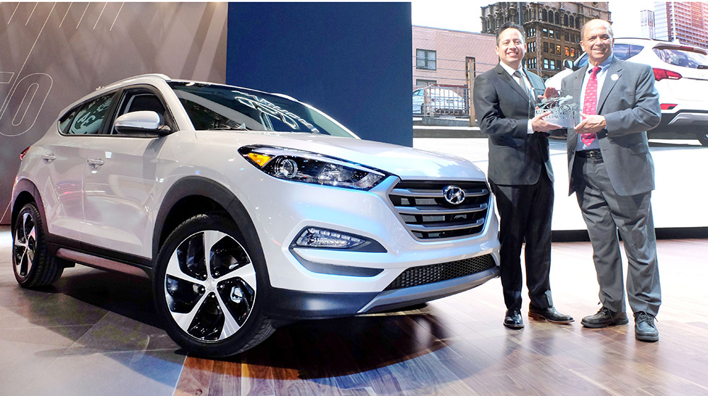Hyundai Tucson: xe Compact SUV giá trị nhất Left_to_Right_Brandon_Ramirez_senior_group_manager_product_planning_Hyundai.jpg
