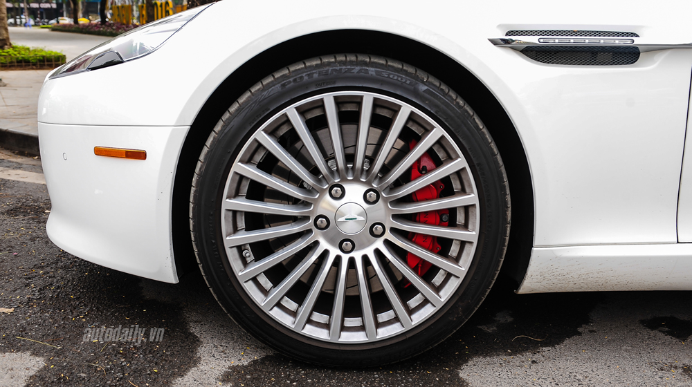 Chạm mặt “nữ hoàng” Aston Martin Rapide S giữa lòng Hà Nội aston Martin  (6).jpg