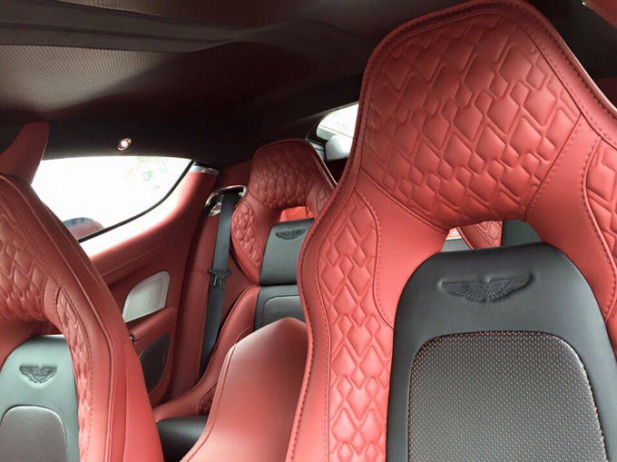 Chạm mặt “nữ hoàng” Aston Martin Rapide S giữa lòng Hà Nội aston martin.JPG