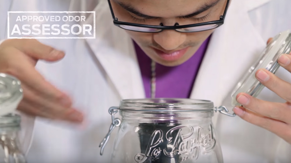 Vải bọc trên xe Ford có khả năng chống cào xước, bẻ gập Cac chuyen gia tham dinh mui cua chat lieu sau khi dun nong trong lo thuy tinh copy.jpg