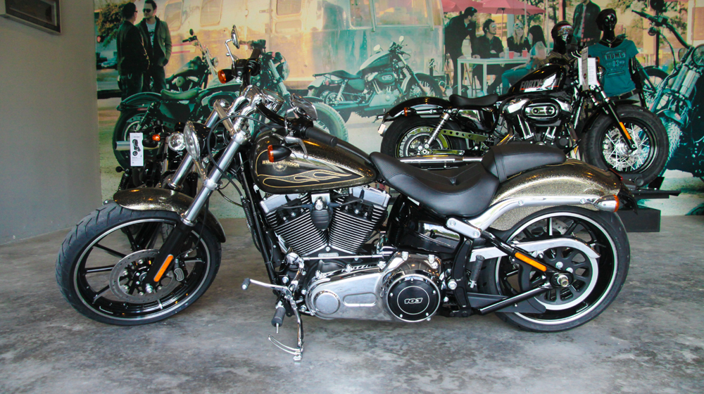 Harley-Davidson Breakout màu độc giá ngang Toyota Camry tại Việt Nam 1 Harley Davidson Breakout (1).JPG